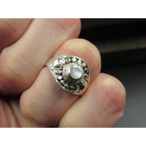 Size 5.5 Sterling Silver Orb Pattern White Shell Dainty Band Ring - Picture 3 of 7